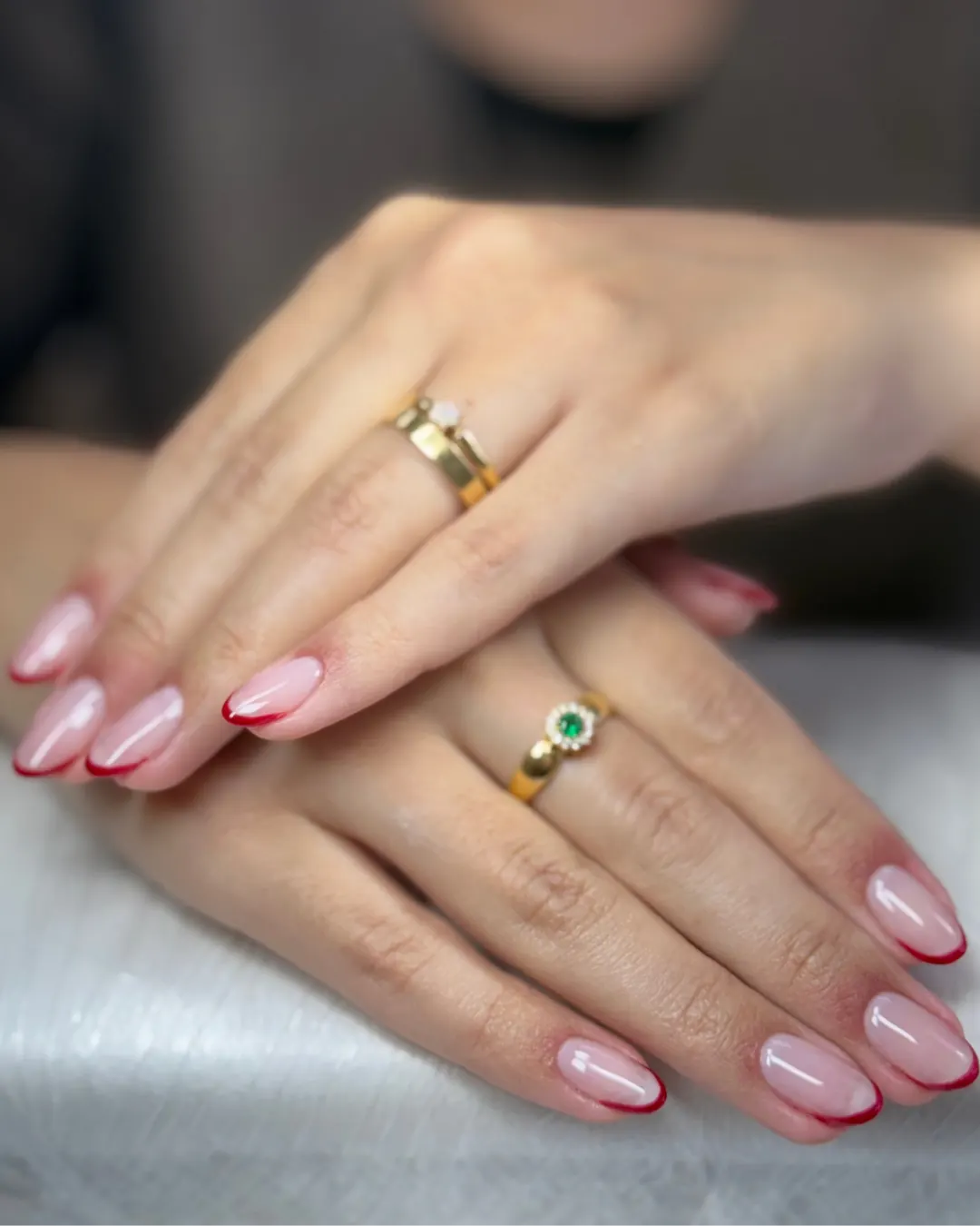 Unhas francesinhas com detalhe vermelho