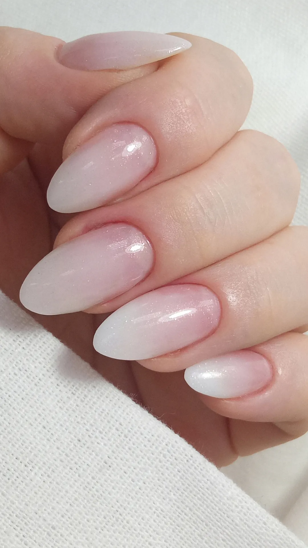 Unhas com esmaltação em gel e acabamento delicado