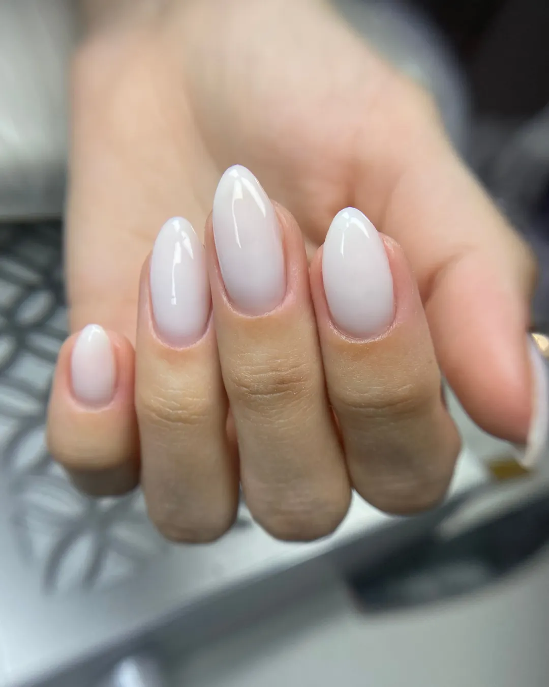 Unhas nude com acabamento delicado