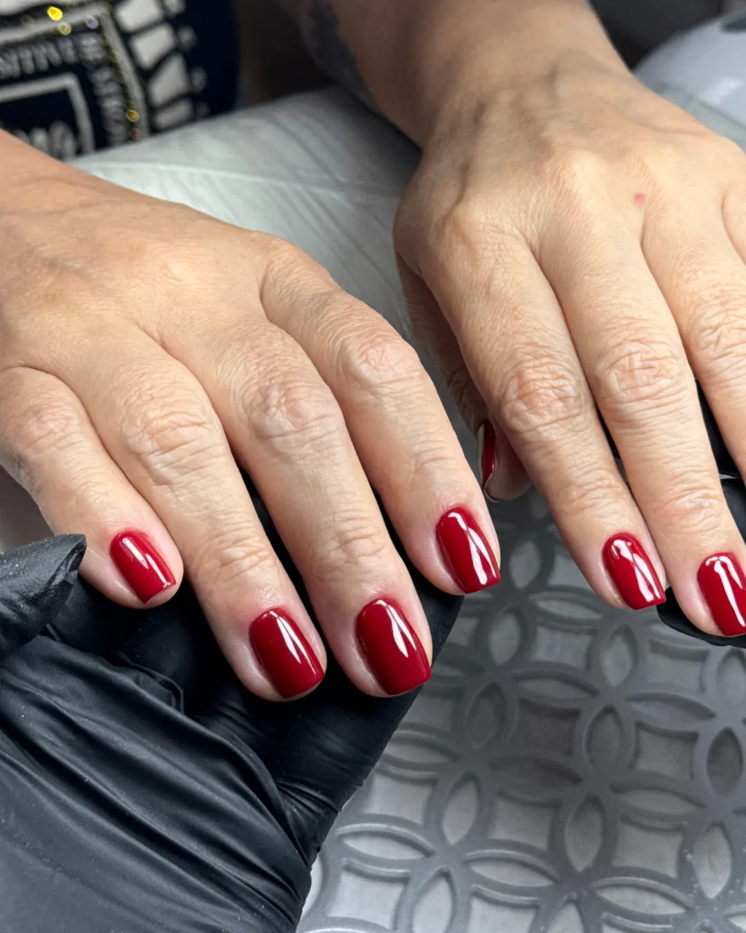 Unhas vermelhas com acabamento preciso
